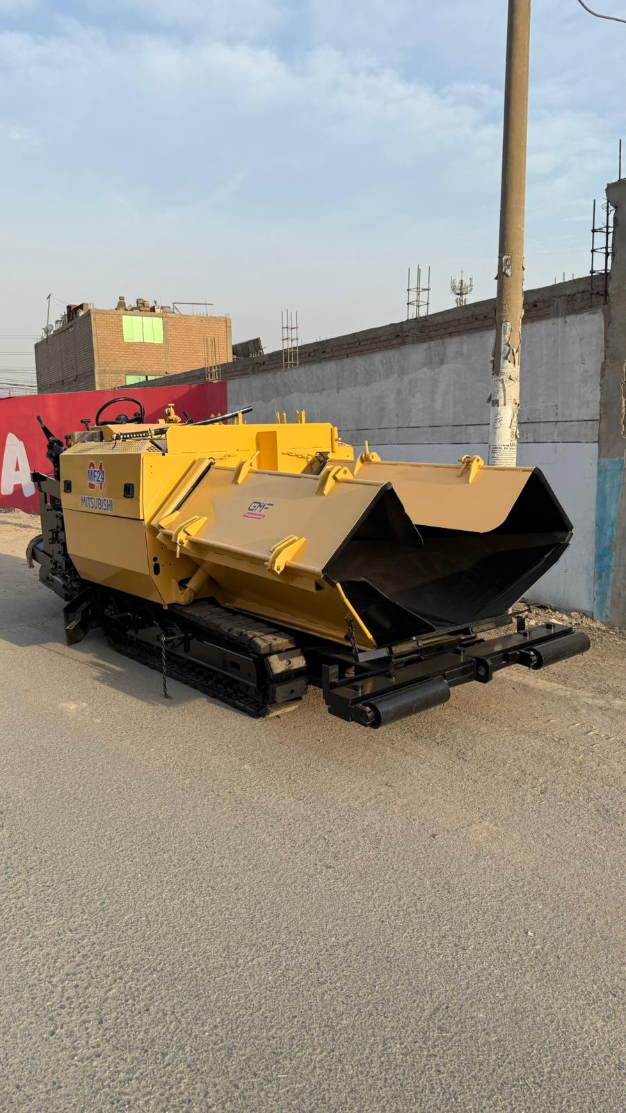 Esparcidora de Asfalto Mitsubishi MF24-B